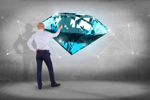 Üzletember Előtt Fal Fényes Kék Gyémánt — Stock Fotó