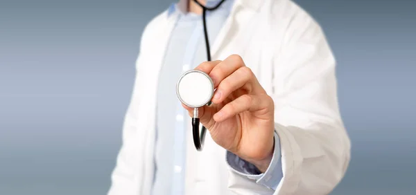 Arzt Zeigt Mit Stethoskop Über Grauen Hintergrund — Stockfoto