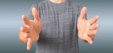 Rahat bir gencin elele bir boş görünümünü 