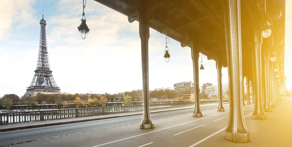 Вид Эйфелеву Башню Мост Бир Фалейм Париже Франция — стоковое фото