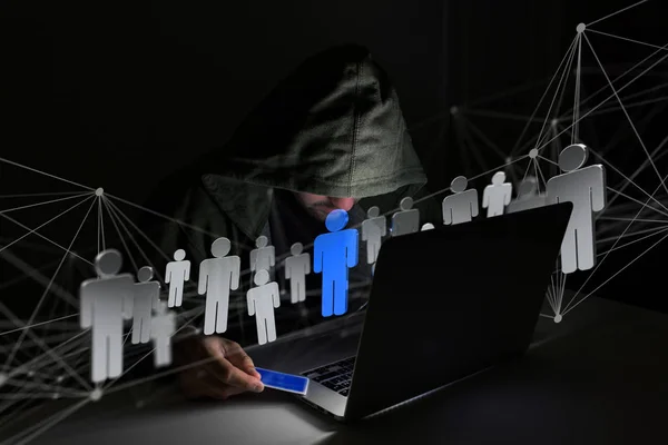 Egy Hacker Embermás Sötétben Használ Számítógép Hoz Csapkod Adat Információs — Stock Fotó