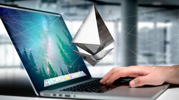 Ansicht Eines Geschäftsmannes Der Einen Computer Mit Einem Bitcoin Kryptowährungszeichen — Stockfoto