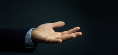 Koyu arka plan üzerinde boş tutan el görünümü