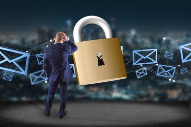 Asma kilit güvenlik bağlantı üzerinde arka plan bulanık bakış 