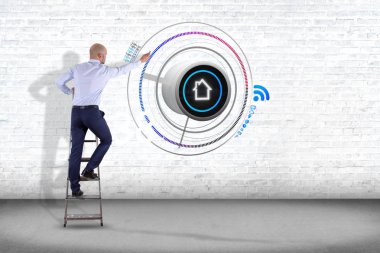 İşadamı duvara görünümü düğmesini akıllı ev otomasyon App ile