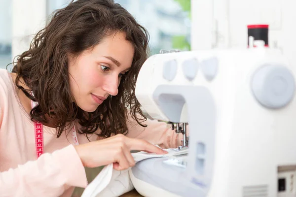 Vista Jovem Mulher Costureira Usando Máquina Costura Para Projetar Roupas — Fotografia de Stock