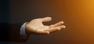 Adam koyu arka plan üzerinde boş elele