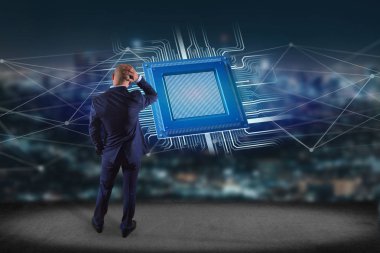 İşadamı önünde duvar işlemci çip ve ağ bağlantısı 