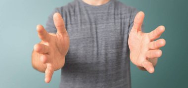 Adam boş alanı ile elele