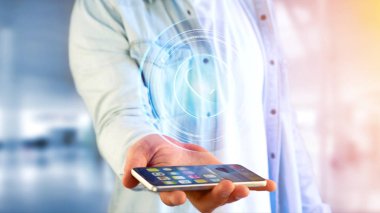 Erkek el ile smartphone üzerinde parlak teknolojik ağ iletişim düğmesini