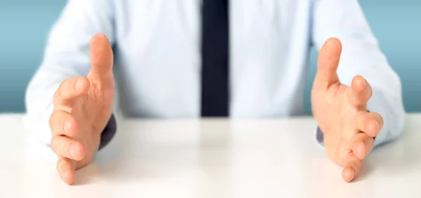 Zakenman Met Lege Handen Bureau — Stockfoto