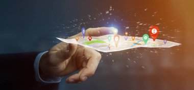 Pim tutucu harita üzerinde tutan işadamı