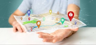 Pim tutucu harita üzerinde tutan işadamı