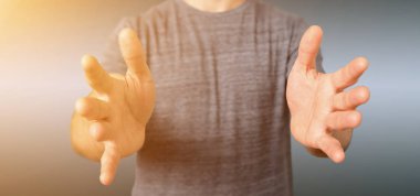 Adam boş alanı ile elele