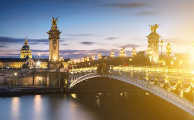 Paris, Fransa için gün batımında Alexandre 3 köprünün doğal görünümü