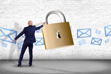 Asma kilit güvenlik bağlantı önünde duran işadamı