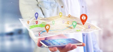 Adam bir 3d harita tutarak