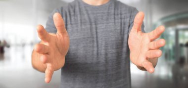 Boş tutuşup rahat bir gencin 