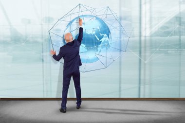 işadamı bir duvarın önünde 