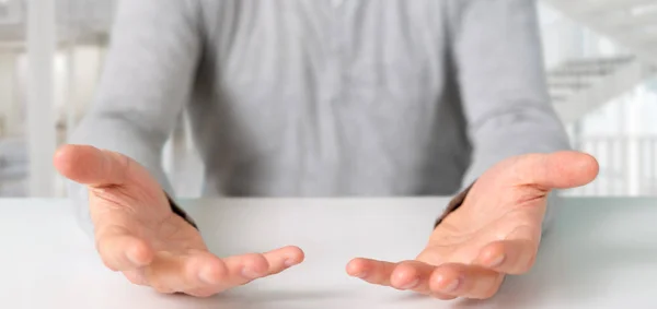 Hände eines jungen, entspannten Mannes über einem Schreibtisch — Stockfoto