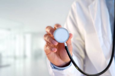 Doktor steteskop kullanıyor.