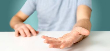 Boş bir masa üzerine rahat bir gencin tutuşup görünümünü