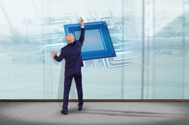 İşadamı işlemci çip ve ağ bağlantısı ile duvar önünde görünümünü