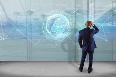 İşadamı futuristik bir arayüze üzerinde görünümü bağlı dünya kavramı simge ile duvar önünde 