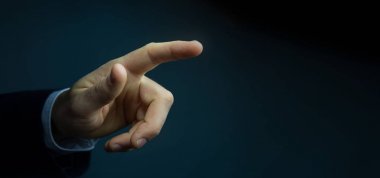 Karanlık işaret eden bir işadamı parmak görünümü
