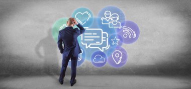 Sosyal medya ağ simgesi bir bulut tutan işadamı