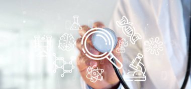 Doktor, kliniğe steteskop kullanarak işaret etti.