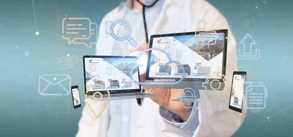 Arzt hält ein Gerät in der Hand, das mit einem Cloud-Multimedia-Netzwerk verbunden ist — Stockfoto