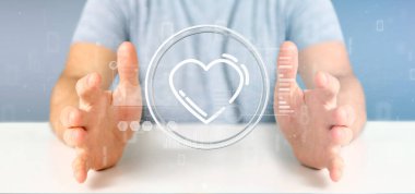 Veri ile çevrili bir kalp simgesi tutan işadamı