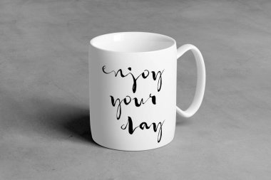 Bir beton zemin üzerine seramik kupa, alay et