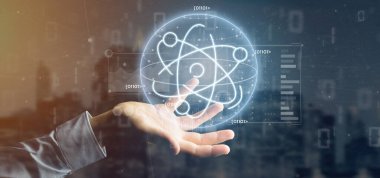 Veri ile çevrili bir atom simgesi tutan işadamı