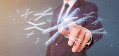 Bir grup kromozom Dna ile isolat içinde tutan işadamı