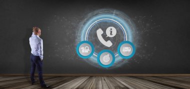 İşadamı önünde bir müşteri ve yardım hattı Servisi