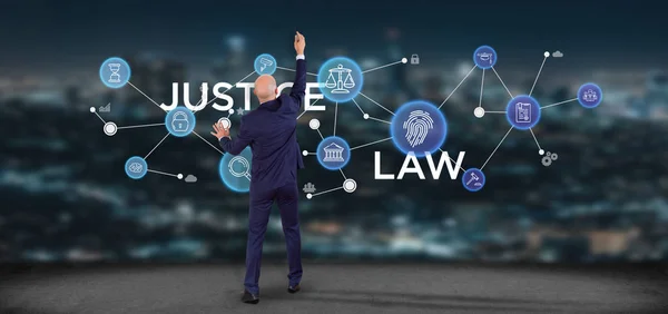 Uomo d'affari di fronte a un muro con Cloud of justice e law ico Immagine Stock