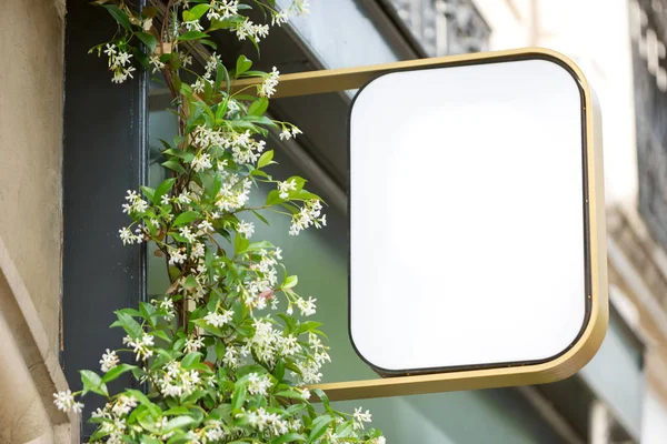 Placa de sinal em branco em uma parede de loja — Fotografia de Stock