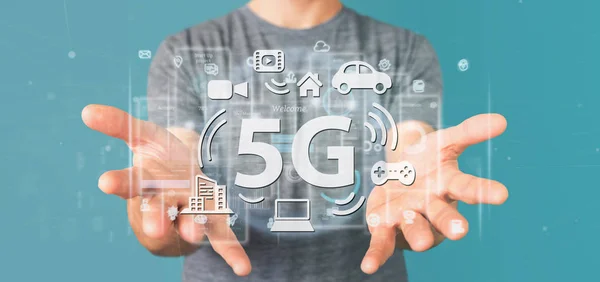 Empresario sosteniendo una conexión 5G con los datos que rodean - 3d r —  Fotos de Stock