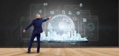 Akıllı şehir kullanıcı ile duvarın önünde işadamı kablosuz arabirim