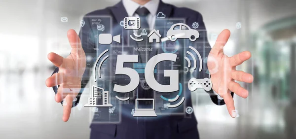 Geschäftsmann, der eine 5g-Verbindung mit umgebenden Daten hält - 3d r — Stockfoto