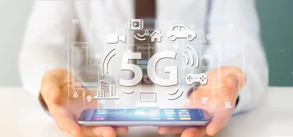 Affärsman som har en 5g anslutning till data som omger - 3d r Stockfoto