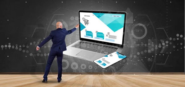 Affärs man som innehar en bärbar dator och en smartphone-3D-rendering Royaltyfria Stockfoton