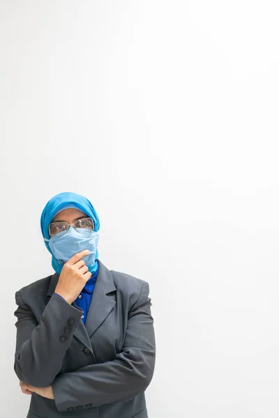 Muslim Female Doctor Wearing Mask — Stock Photo, Image