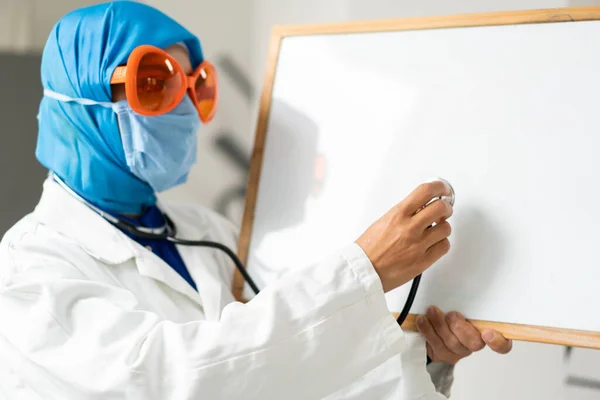 Muselman Kvinna Doktor Med Tom Whiteboard — Stockfoto