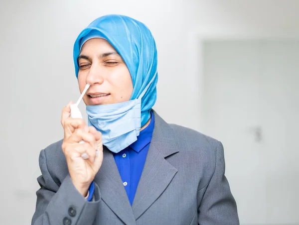 Médica Muçulmana Tomando Medidas Proteção — Fotografia de Stock