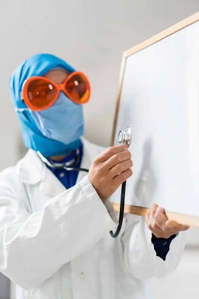 Muslim Female Doctor Blank Whiteboard — Stock Photo, Image