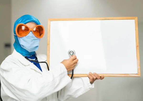 Muselman Kvinna Doktor Med Tom Whiteboard — Stockfoto