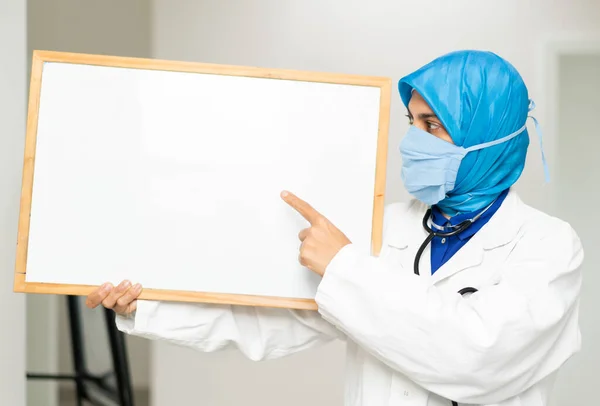 Muselman Kvinna Doktor Med Tom Whiteboard — Stockfoto